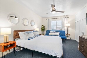 1 habitación, tabla de planchar con plancha y cuna de viaje