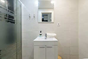 Dusche, Haartrockner, Handtücher, Seife