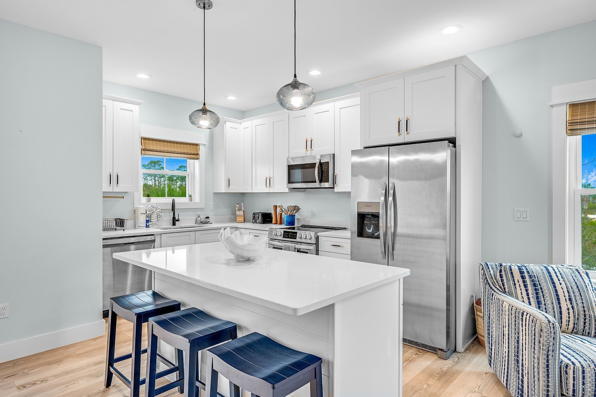 冷蔵庫、電子レンジ、オーブン、コンロ