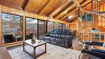 Una Smart TV, una chimenea, libros