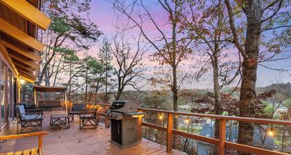 Cozy 4-bedroom cabin with jacuzzi hot tub. Overlooking ski /mnt bike slopes.