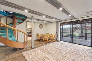 Dining - Cozy 4-bedroom cabin with jacuzzi hot tub. Overlooking ski /mnt bike slopes. (Basye)