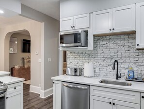 ثلاجة، ميكروويف، فرن، موقد طهي مسطح