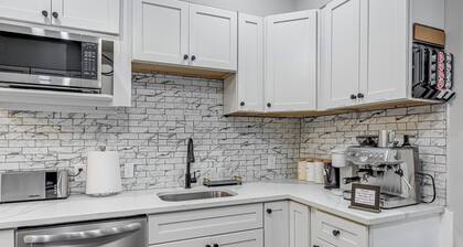 Upscale Home | Downtown Cle, R&R HoF, Beach, Arena