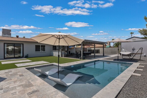 Alberca al aire libre y alberca climatizada