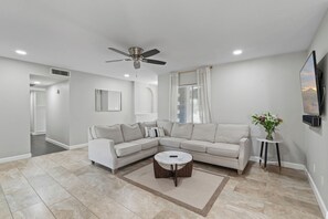 Smart TV, chimenea, libros y estéreo 