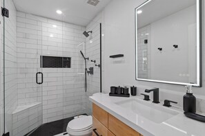 Douche, séchoir à cheveux, bidet, serviettes fournies