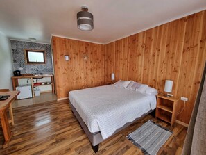 Superior Double Room, Pool View | Minibar, laptop workspace, blackout drapes, free WiFi - Antu Apart Hotel Villarrica (Villarrica)