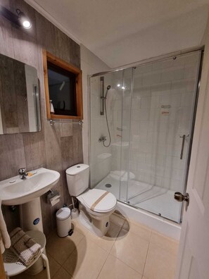 Superior Double Room, Pool View | Bathroom | Shower, hair dryer, towels, soap - Antu Apart Hotel Villarrica (Villarrica)