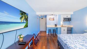 Een strijkplank/strijkijzer, wifi, beddengoed