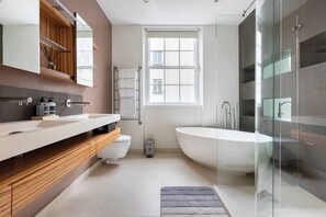 Douche, sèche-cheveux, serviettes fournies, savon