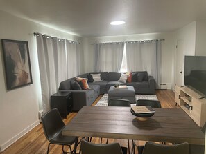 Smart TV, books - Spacious 6BR, 5BA House Near UNR & Downtown Reno (Reno)