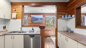 Kjøleskap, ovn, kokeplater og oppvaskmaskin