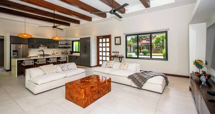 Hollywood House, walk 2 beach, 4 bdrs!