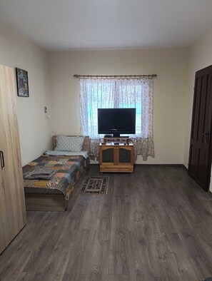 Classic Triple Room | Free WiFi, bed sheets