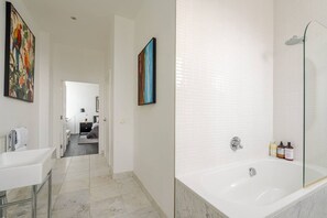 Dusche, Haartrockner, Handtücher, Seife