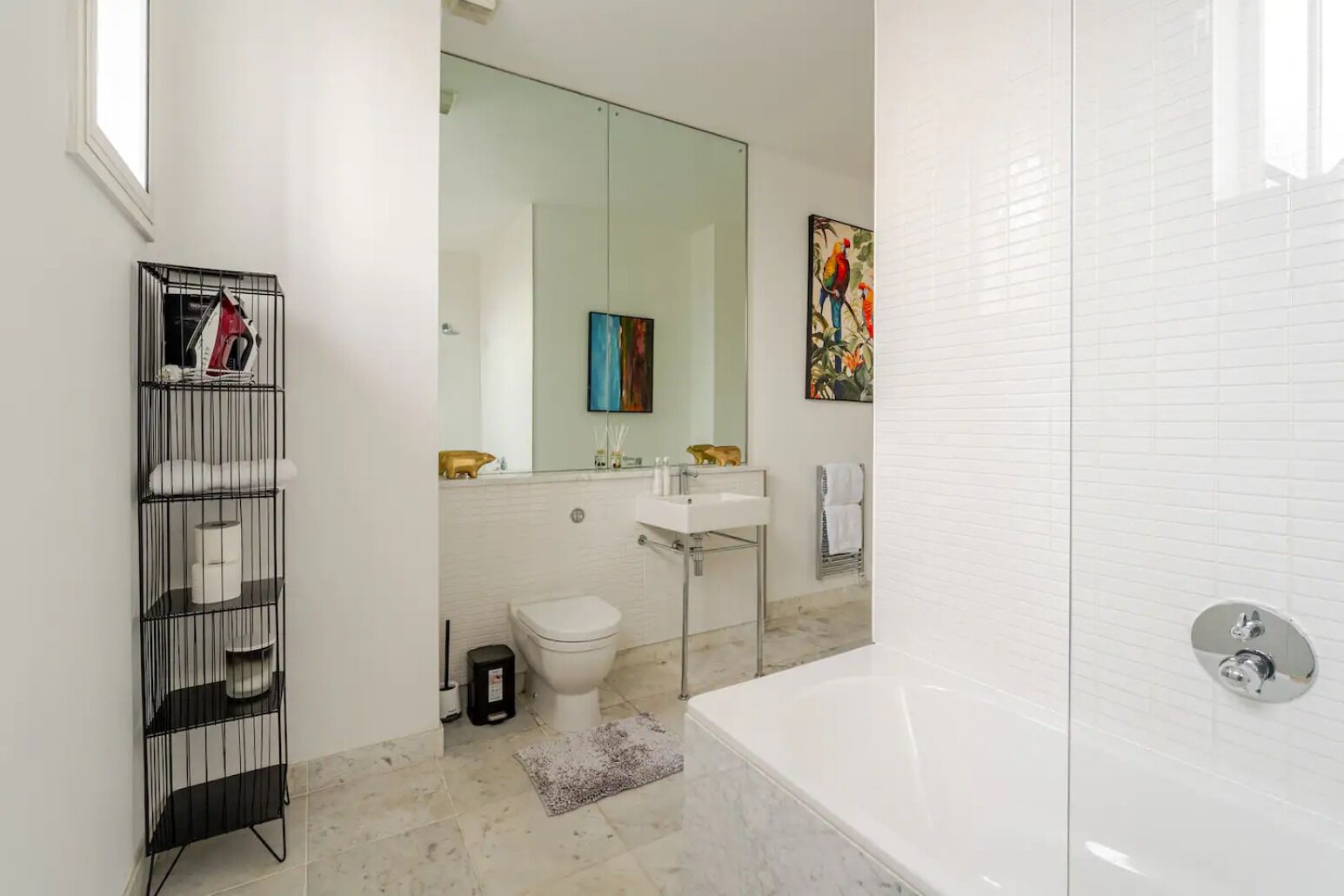 Een douche, een haardroger, handdoeken, zeep