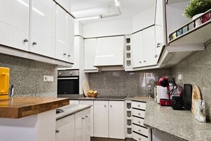 Oven, stovetop, coffee/tea maker, toaster