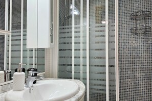 Shower, hair dryer, towels - BLATT BEACH comfort apartments (Benidorm)