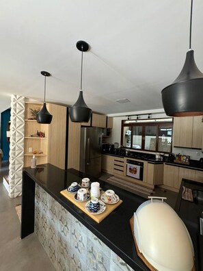 Fridge, microwave, oven, stovetop - House of the High Secretary (Pedro do Rio Petrópolis)