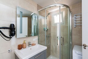 Douche, séchoir à cheveux, serviettes fournies
