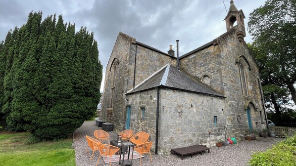 Outdoor dining - Tranquil Church, converted into 4 bedroom home, in the heart of Fife, Scotland (Milton of Balgonie)