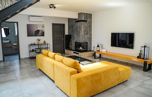 Smart TV, fireplace