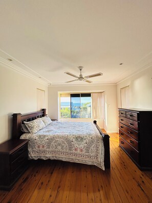 4 عدّة غرف نوم ومكتب وملاءات أسرّة