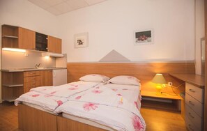Cuna de viaje, wifi gratis y ropa de cama 