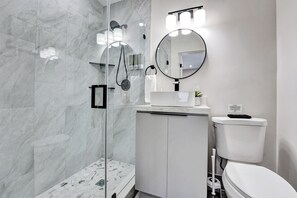 Dusche, Haartrockner, Handtücher, Seife