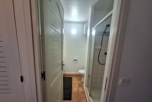 Bruser, hårtørrer, håndklæder, Toiletpapir