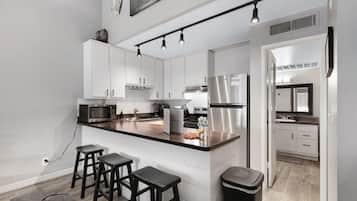 Jääkaappi, mikroaaltouuni, uuni, liesi