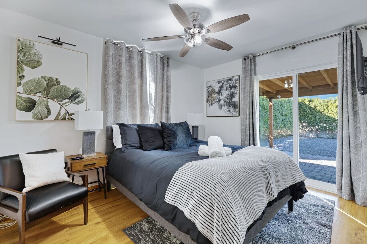 4 bedrooms, desk, iron/ironing board, WiFi