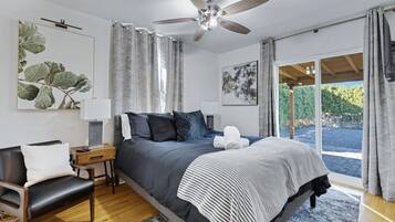 4 slaapkamers, een bureau, een strijkplank/strijkijzer, wifi