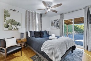 4 bedrooms, desk, iron/ironing board, WiFi - Playhouse Pool, Pickleball, Basketball, Axe Throwi (Chandler)