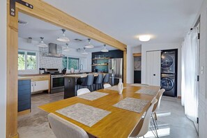 Fridge, microwave, oven, stovetop - Playhouse Pool, Pickleball, Basketball, Axe Throwi (Chandler)