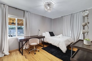 4 Schlafzimmer, Schreibtisch, Bügeleisen/Bügelbrett, WLAN