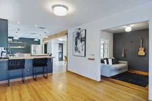 TV - Playhouse Pool, Pickleball, Basketball, Axe Throwi (Chandler)