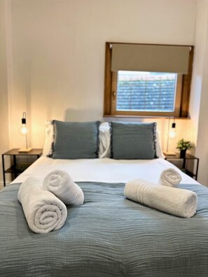 Escritorio, tabla de planchar con plancha, wifi y ropa de cama
