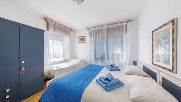 1 bedroom, bed sheets