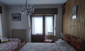 1 bedroom, bed sheets - 'Pini' Room with Mountain View and Balcony (San Pietro di Cadore)