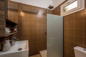 Ducha, secador de pelo y toallas