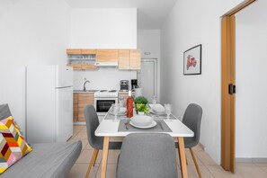 Réfrigérateur, four, cafetière/bouilloire, bouilloire électrique