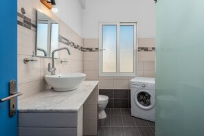 Dusj, hårføner og håndklær