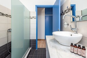 Suihku, hiustenkuivaaja, pyyhkeet