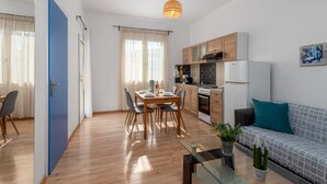 Eine moderne Küche mit Holzausstattung, einem eingebauten Ofen und einem weißen Kühlschrank.