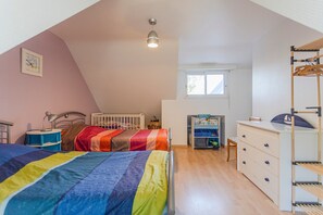 4 bedrooms, free WiFi, bed sheets, wheelchair access