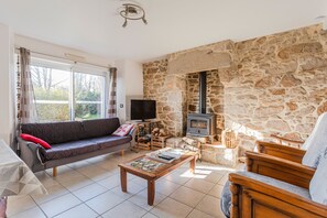 TV, fireplace - Holiday Home 'A La Ferme Du Cosquer' with Private Terrace, Private Garden and Wi-Fi (Baden)