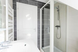 Shower, towels - Holiday Home 'A La Ferme Du Cosquer' – Accessible, Private Garden & Wi-Fi (Baden)
