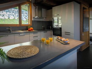 Frigorífico, microondas, horno y placa de cocina